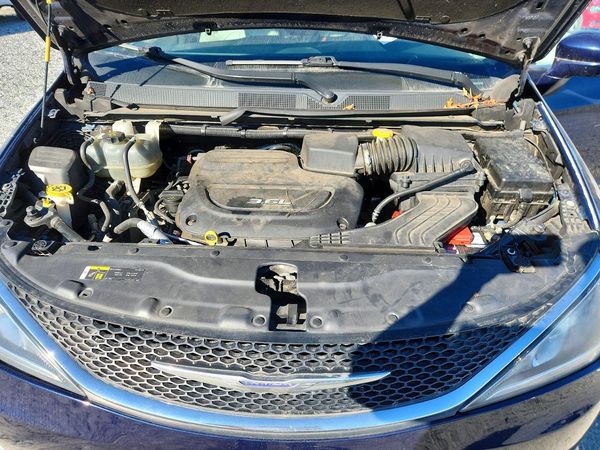 2018 CHRYSLER PACIFICA Touring L — Engine bay
