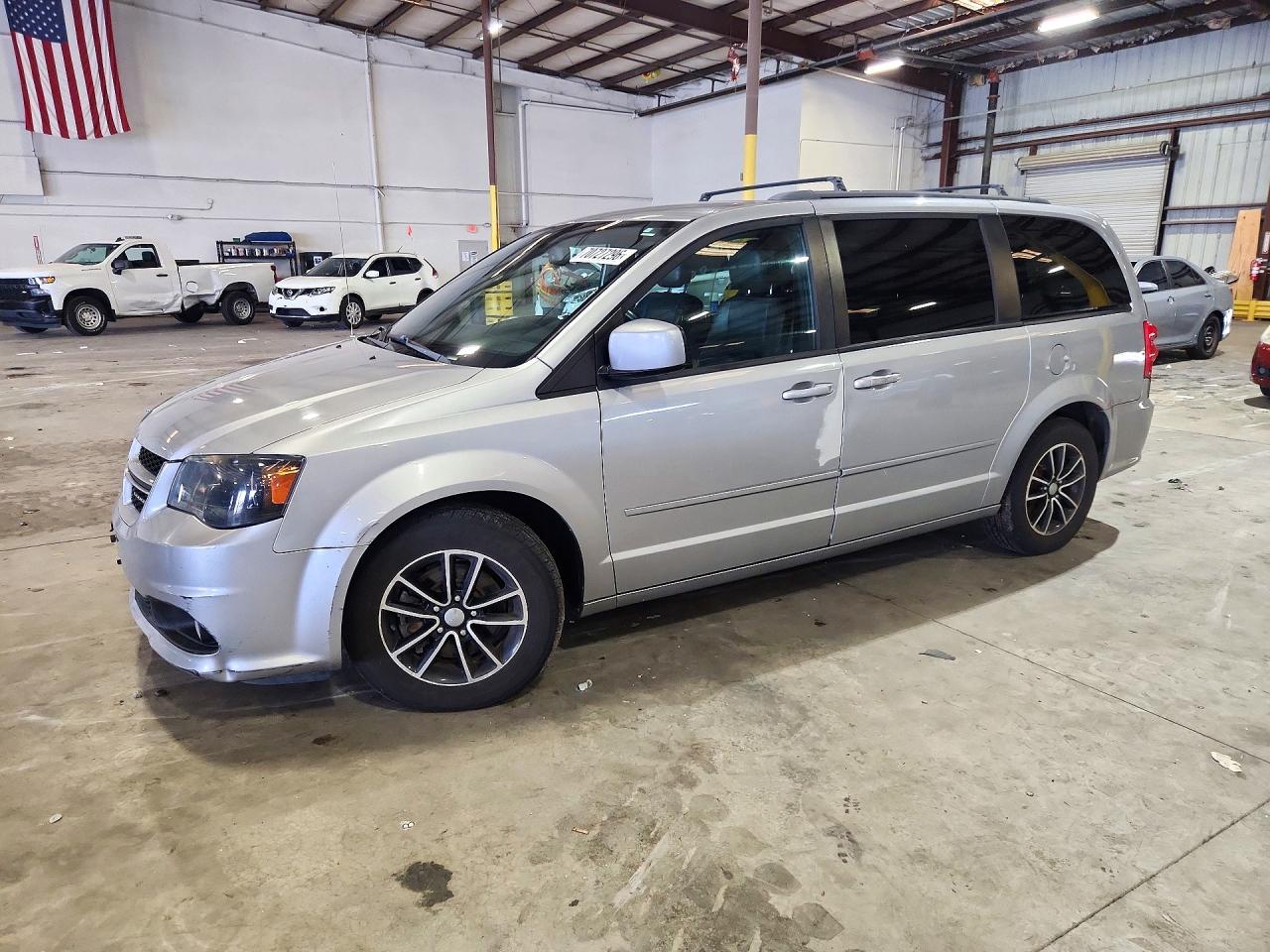2017 DODGE GRAND CARAVAN GT — Front 3/4