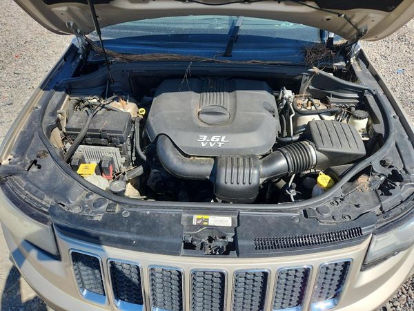2014 JEEP CHEROKEE Overland — Engine bay