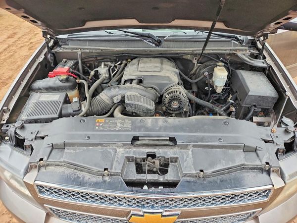 2012 CHEVROLET SUBURBAN LTZ — Engine bay