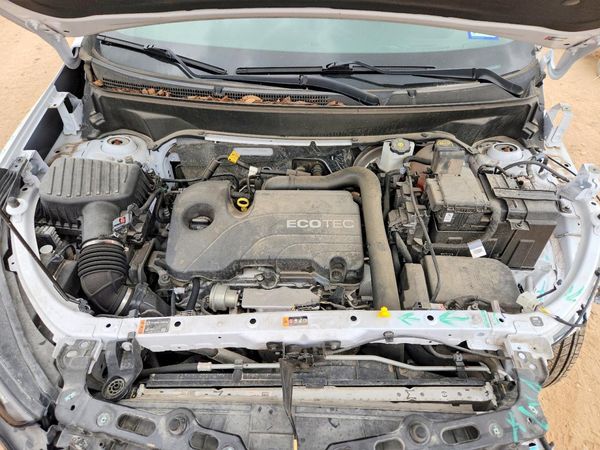 2022 CHEVROLET EQUINOX LT (1LT) — Engine bay