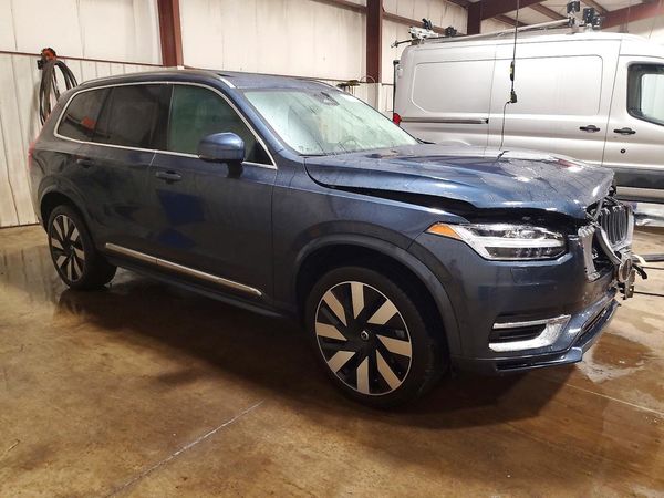 2023 VOLVO XC90 Ultimate Bright — Passenger 3/4