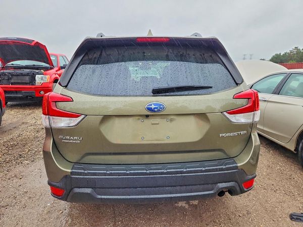 2022 SUBARU FORESTER Premium — DIRR
