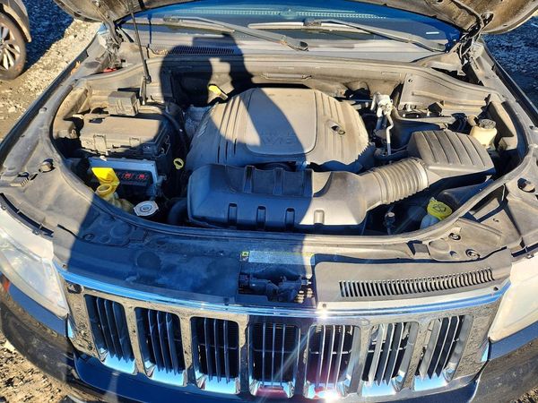 2012 JEEP CHEROKEE Limited — Engine bay