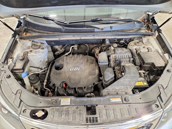 2012 KIA SORENTO GL(Middle-low grade) — Engine bay