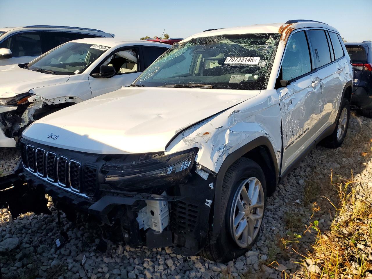 2023 JEEP CHEROKEE Laredo, Altitude — Front 3/4