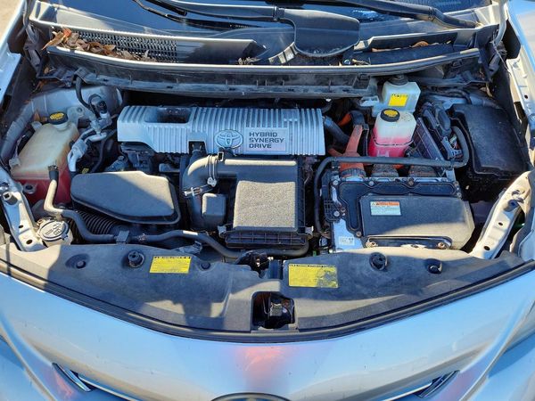 2013 TOYOTA PRIUS — Engine bay