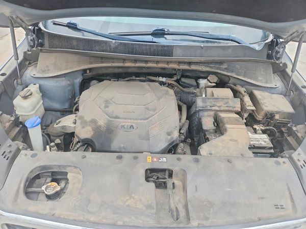 2020 KIA SORENTO EX, S — Engine bay