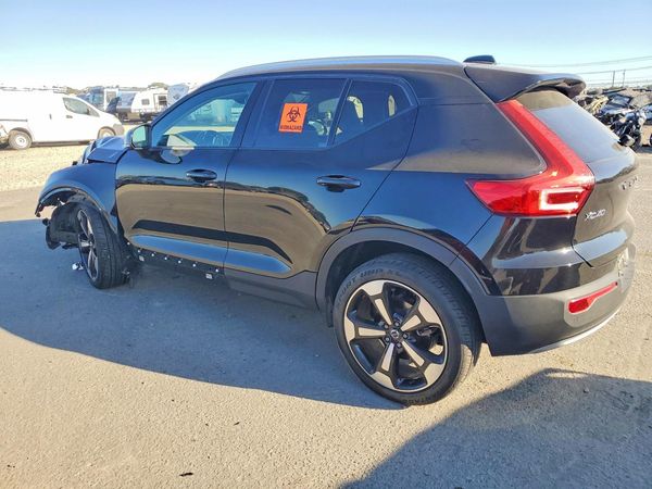 2022 VOLVO XC40 Momentum — DSRA