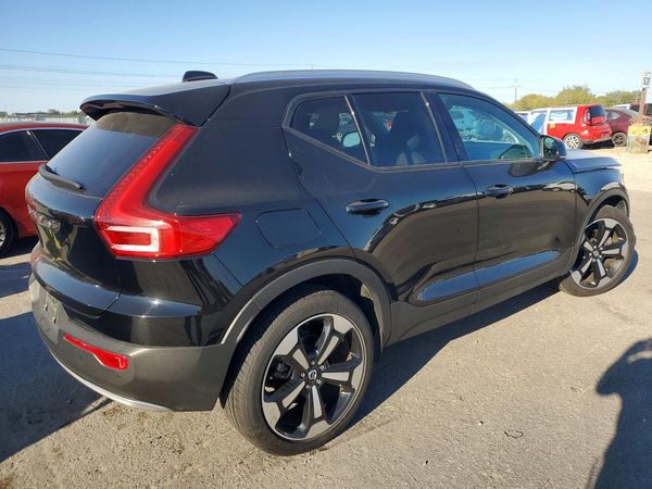 2022 VOLVO XC40 Momentum — PSRA