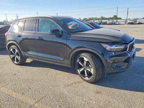 2022 VOLVO XC40 Momentum — Passenger 3/4