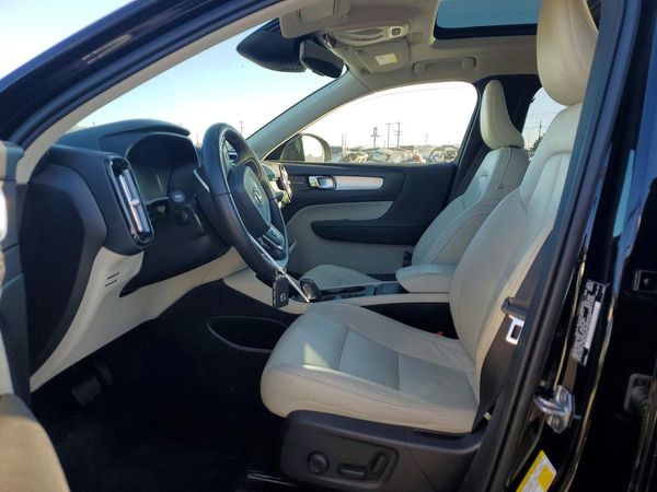 2022 VOLVO XC40 Momentum — DENT