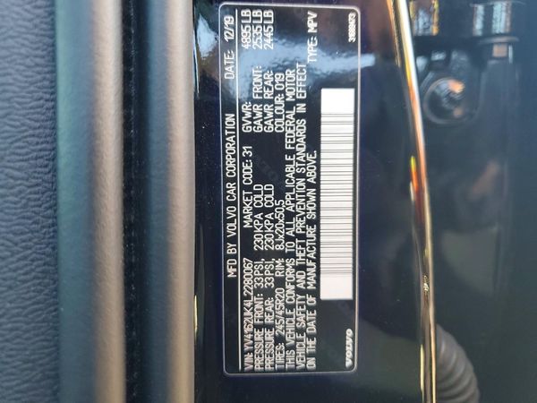 2022 VOLVO XC40 Momentum — VINS