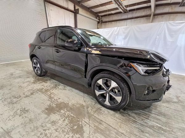 2026 VOLVO XC40 Plus Dark — Passenger 3/4