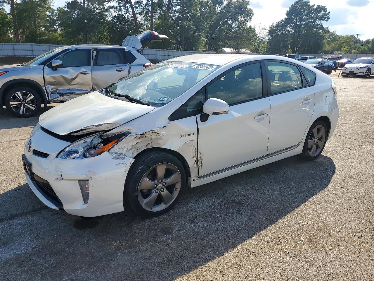 2015 TOYOTA PRIUS — Front 3/4