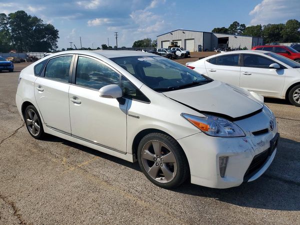 2015 TOYOTA PRIUS — Passenger 3/4