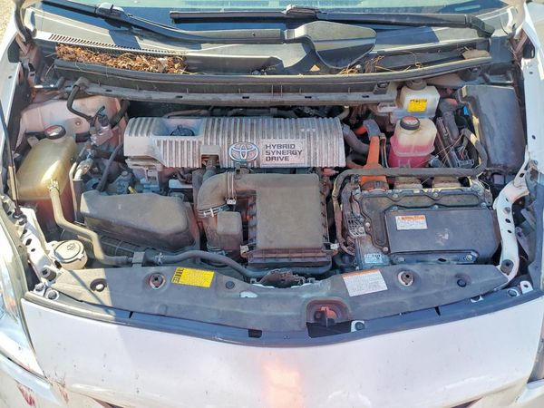 2015 TOYOTA PRIUS — Engine bay