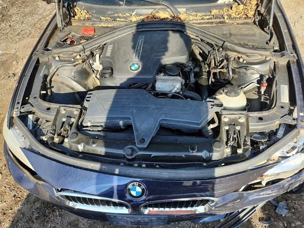 2013 BMW 328 xDrive SA — Engine bay