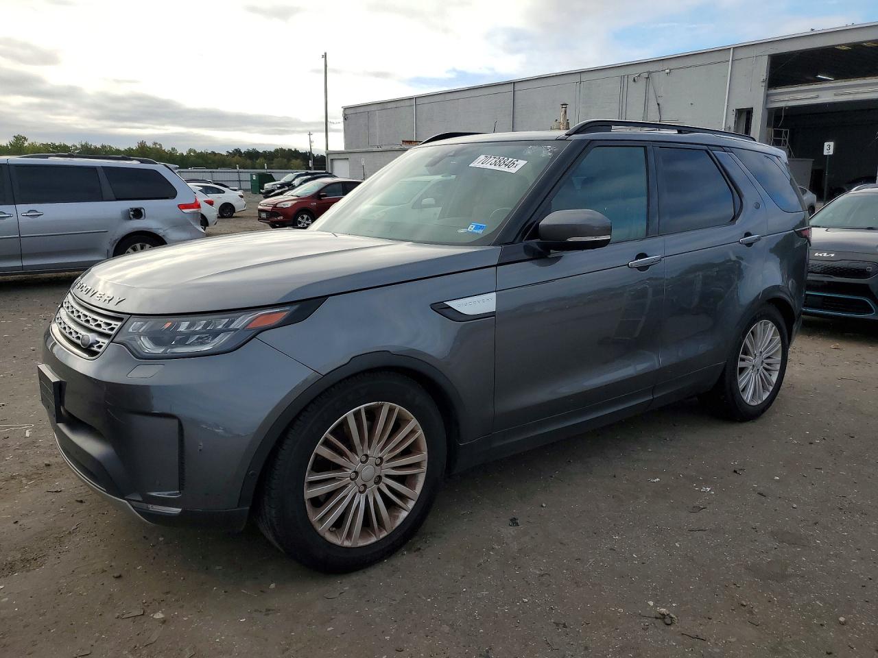 2017 LAND ROVER DISCOVERY HSE Luxury — Front 3/4