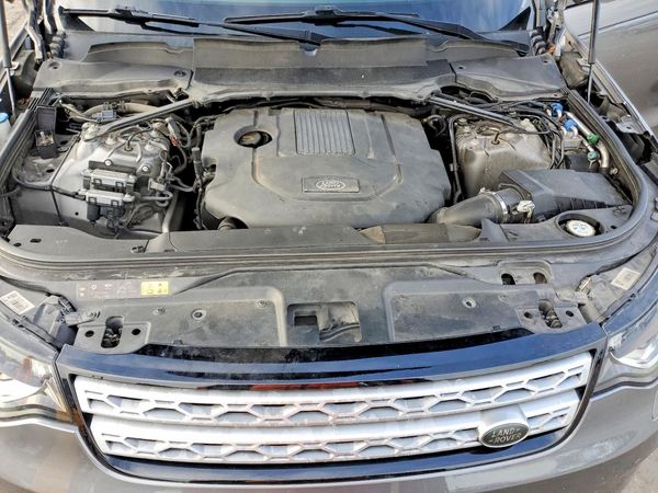 2017 LAND ROVER DISCOVERY HSE Luxury — Engine bay