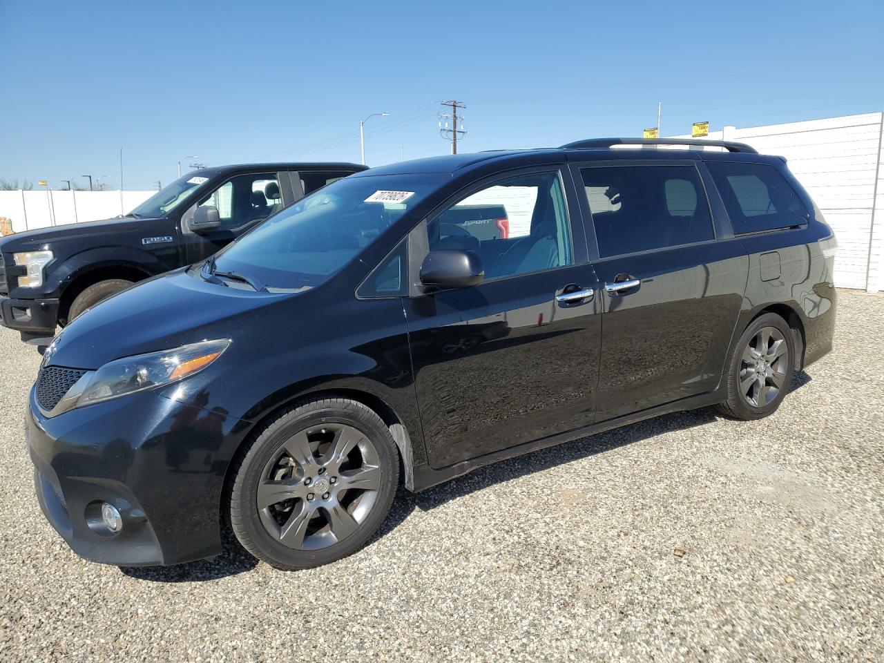 2015 TOYOTA SIENNA — Front 3/4