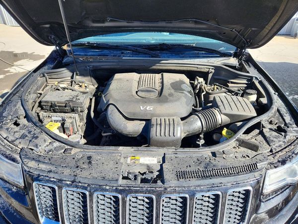 2014 JEEP CHEROKEE Overland — Engine bay