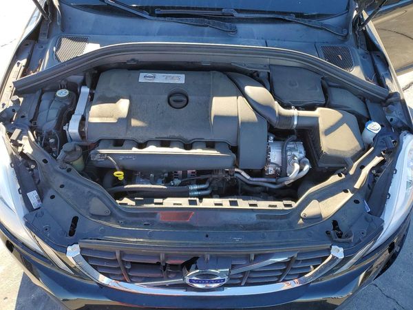 2013 VOLVO XC60 — Engine bay