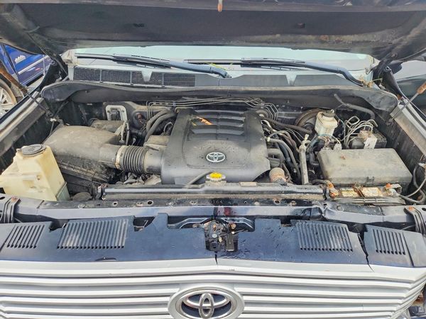 2014 TOYOTA TUNDRA Limited — Engine bay