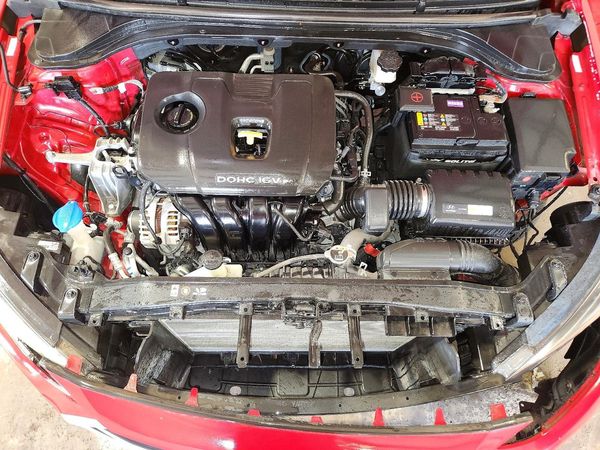 2017 HYUNDAI ELANTRA SE Base — Engine bay
