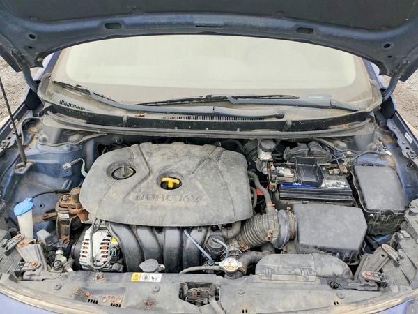 2013 HYUNDAI ELANTRA — Engine bay