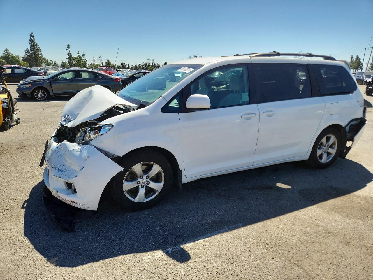2013 TOYOTA SIENNA — Front 3/4