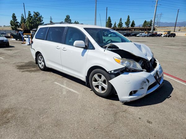 2013 TOYOTA SIENNA — Passenger 3/4