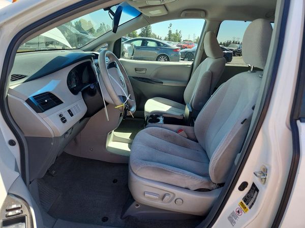 2013 TOYOTA SIENNA — DENT