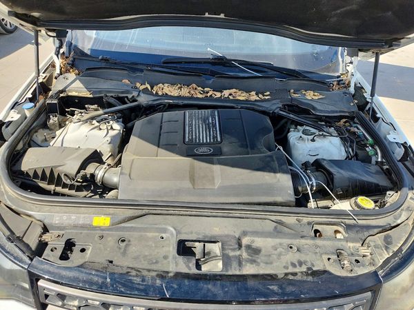 2018 LAND ROVER DISCOVERY SE — Engine bay