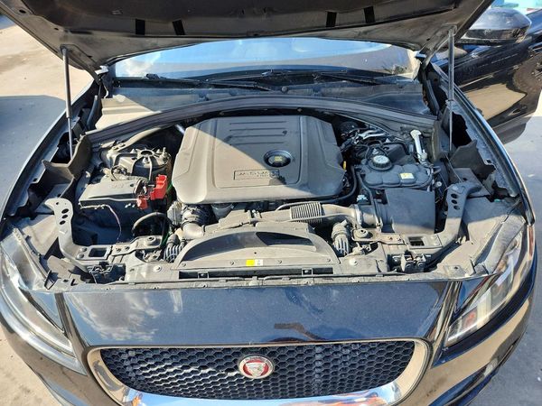 2017 JAGUAR F-PACE Premium — Engine bay