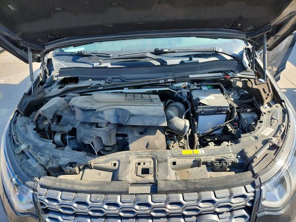 2020 LAND ROVER DISCOVERY SE R-Dynamic — Engine bay