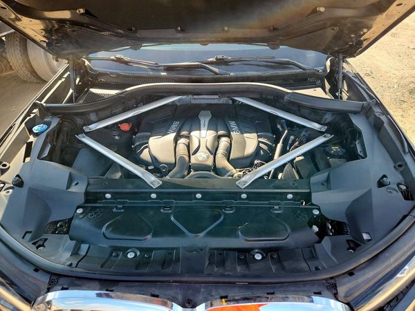 2019 BMW X7 xDrive50i — Engine bay