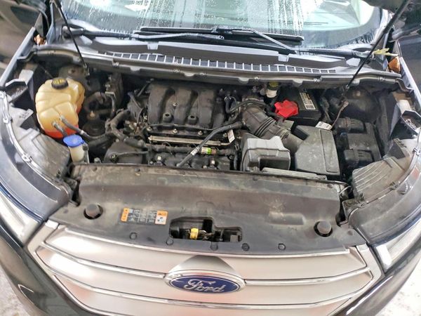 2018 FORD EDGE Titanium — Engine bay