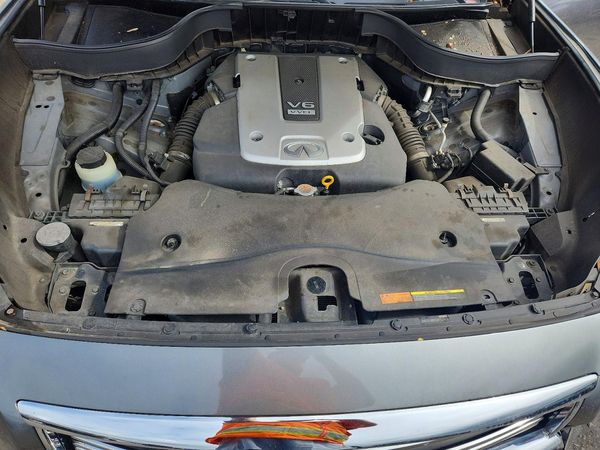 2016 INFINITI QX70 — Engine bay