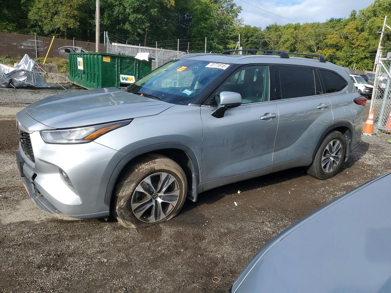 2020 TOYOTA HIGHLANDER XLE Nav — Front 3/4