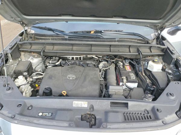 2020 TOYOTA HIGHLANDER XLE Nav — Engine bay