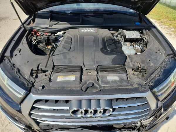 2019 AUDI Q7 — Engine bay