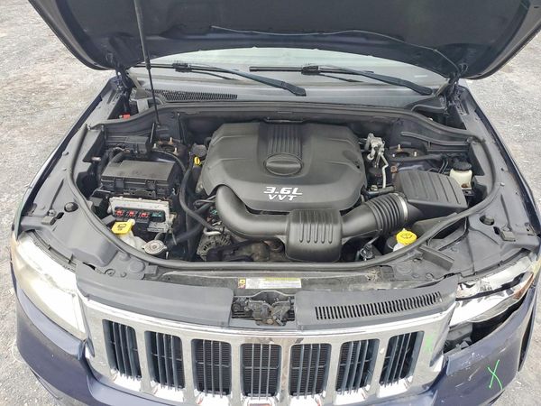 2013 JEEP CHEROKEE Laredo — Engine bay