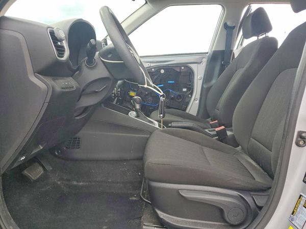 2022 HYUNDAI VENUE SE — DENT