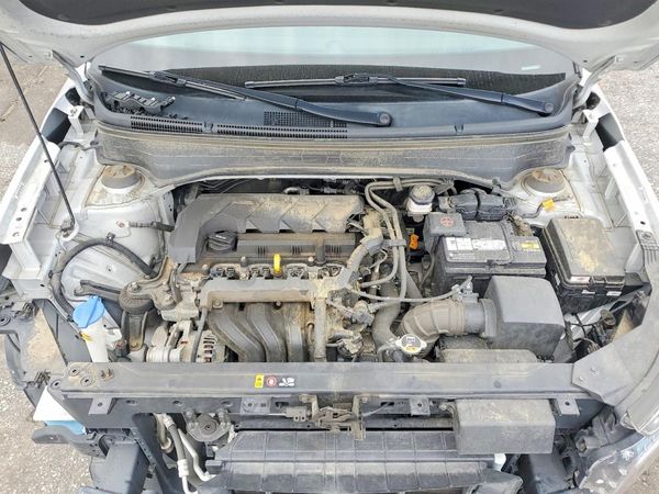 2022 HYUNDAI VENUE SE — Engine bay