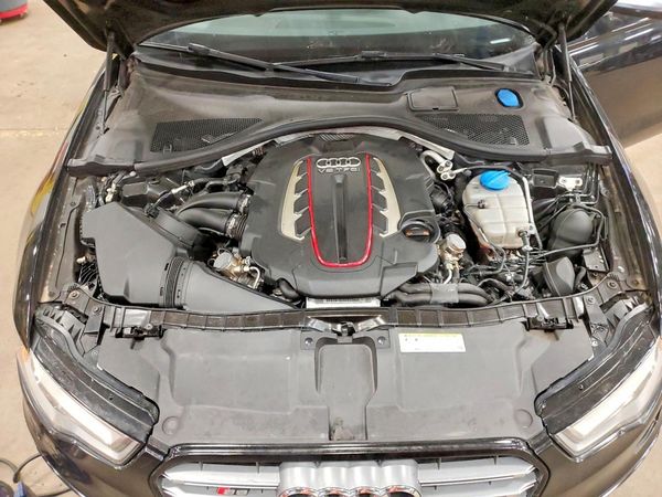 2013 AUDI S6/RS6 — Engine bay