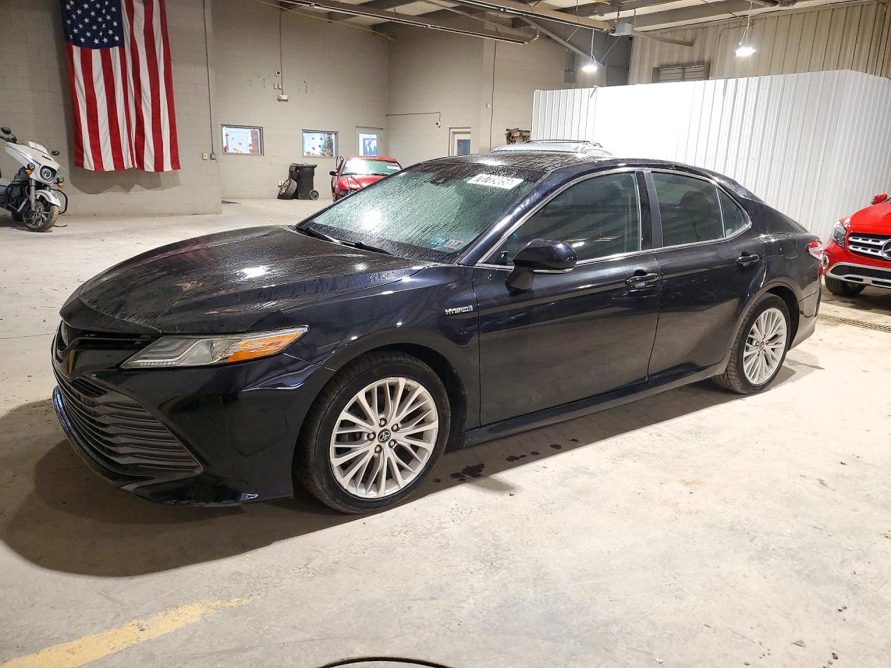 2018 TOYOTA CAMRY SOLA SE/XLE Hybrid — Front 3/4