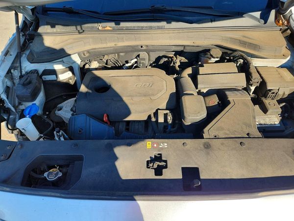 2019 HYUNDAI SANTA FE SE — Engine bay