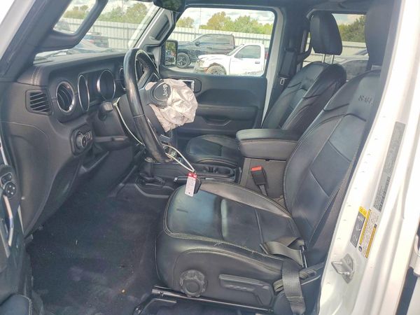 2021 JEEP WRANGLER Unlimited Sahara — DENT