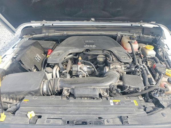 2021 JEEP WRANGLER Unlimited Sahara — Engine bay